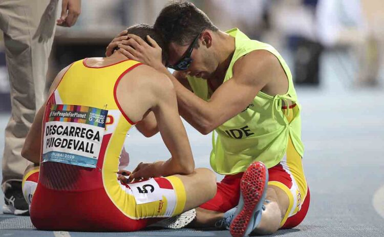 Gerard Descarrega y Guillermo Rojo, tras la final de 100 T11 del Mundial Dubái 2019