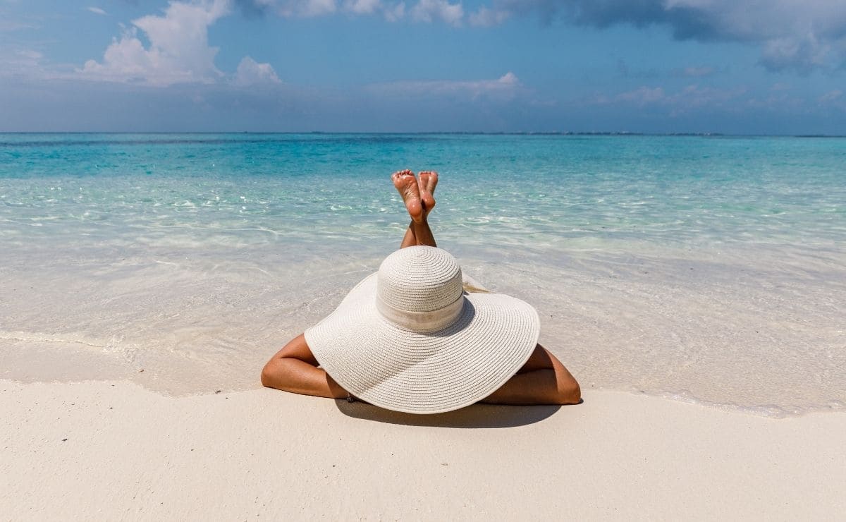 Turista disfrutan de un día calido en una playa de Gran Canaria