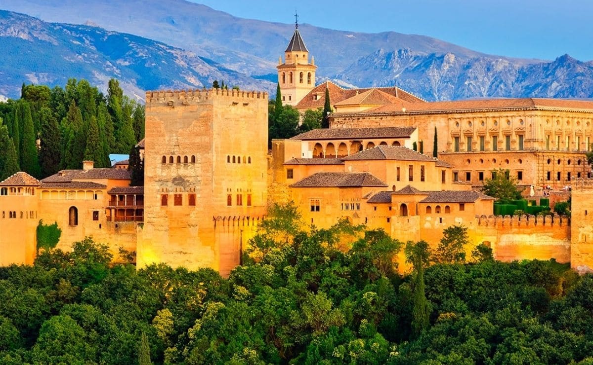 Viajes El Corte Inglés lanza una oferta para personas mayores para visitar Granada, Córdoba y Sevilla