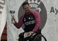 Gregorio Cabello levanta un trofeo tras una prueba deportiva en Huelva.
