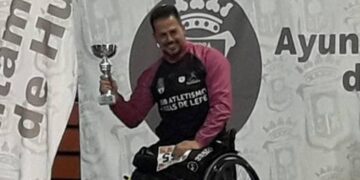 Gregorio Cabello levanta un trofeo tras una prueba deportiva en Huelva.