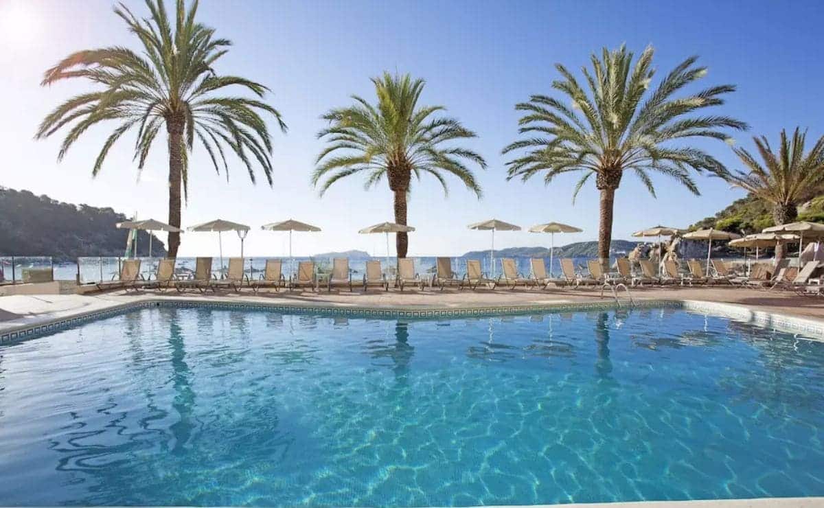 Piscina del Grupotel Imperio Playa, alojamiento que ofrece Carrefour Viajes en Ibiza