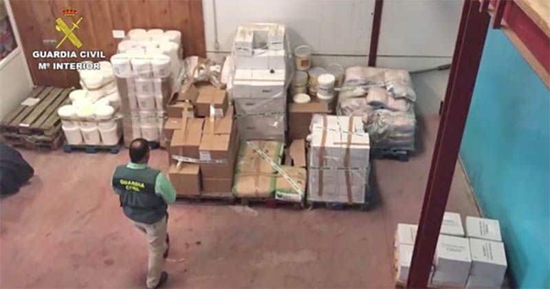 Almacén con cajas de productos de kebab