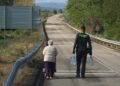 Guardia Civil ayudando a una persona mayor