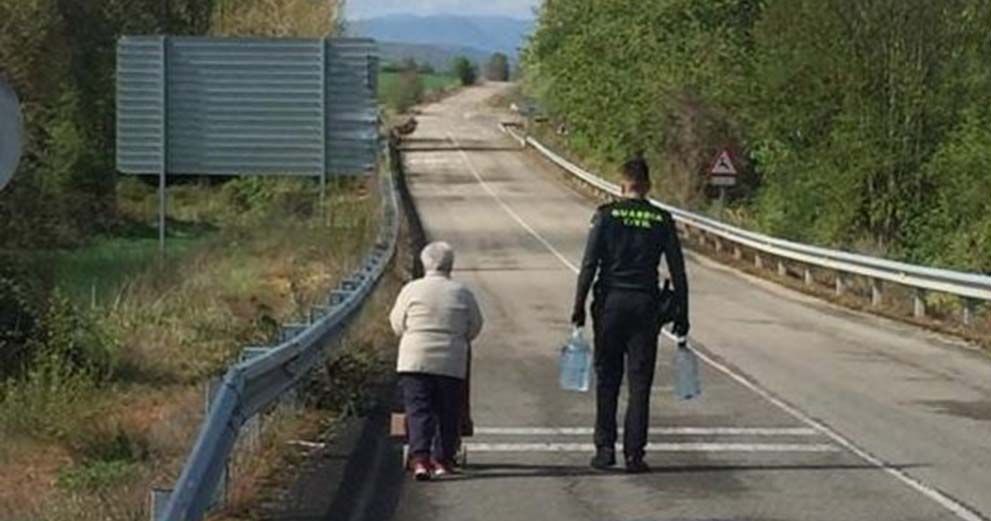 Guardia Civil ayudando a una persona mayor