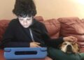 Guille, niño con autismo, junto a su perrita