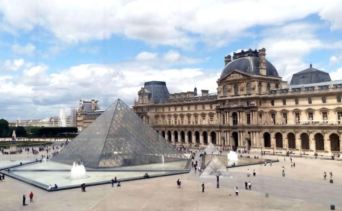 Hipoteca Palacio del Louvre./ Foto de Canva