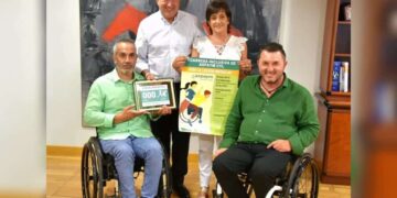 El consejero de la Presidencia recibe de Aspaym un Dorsal Honorífico para la I Carrera Inclusiva por la Lesión Medular