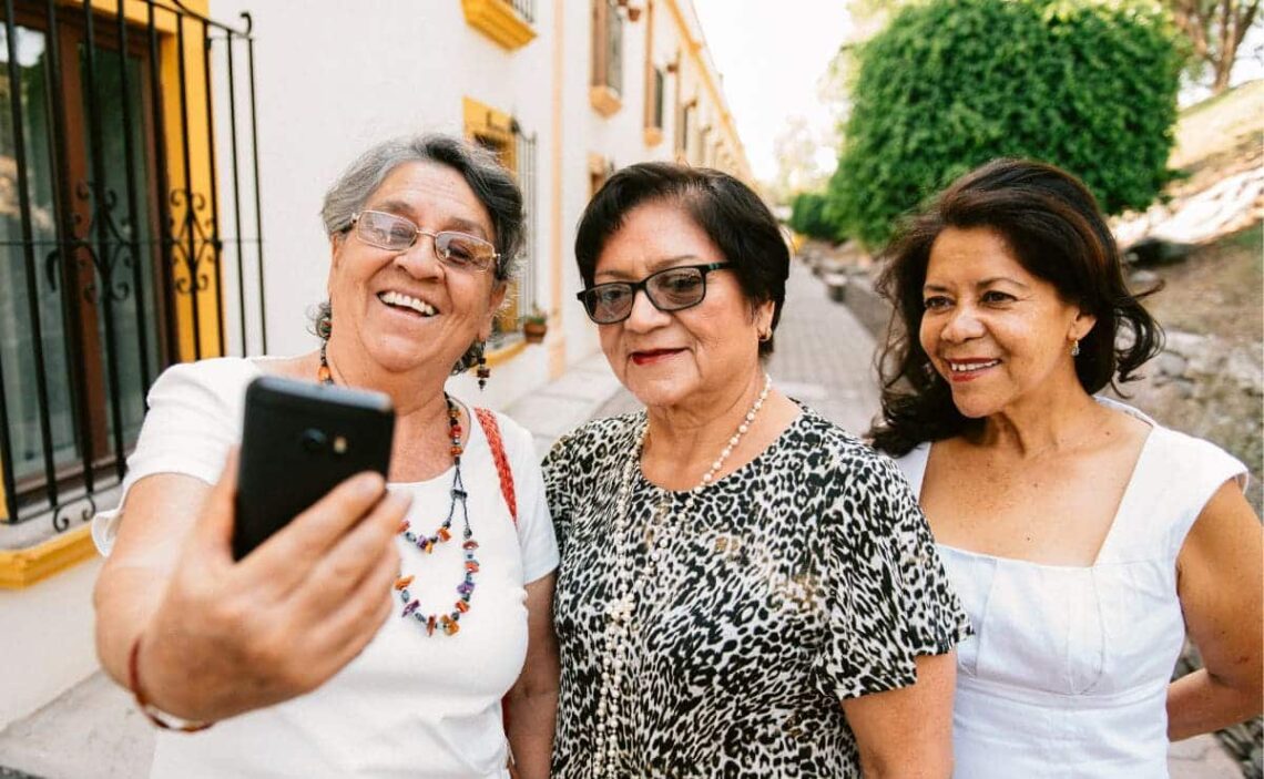 Tres mujeres mayores se hacen un 'selfie' durante un viaje del IMSERSO