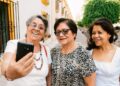 Tres mujeres mayores se hacen un 'selfie' durante un viaje del IMSERSO
