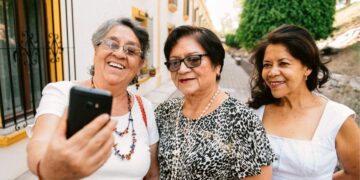 Tres mujeres mayores se hacen un 'selfie' durante un viaje del IMSERSO