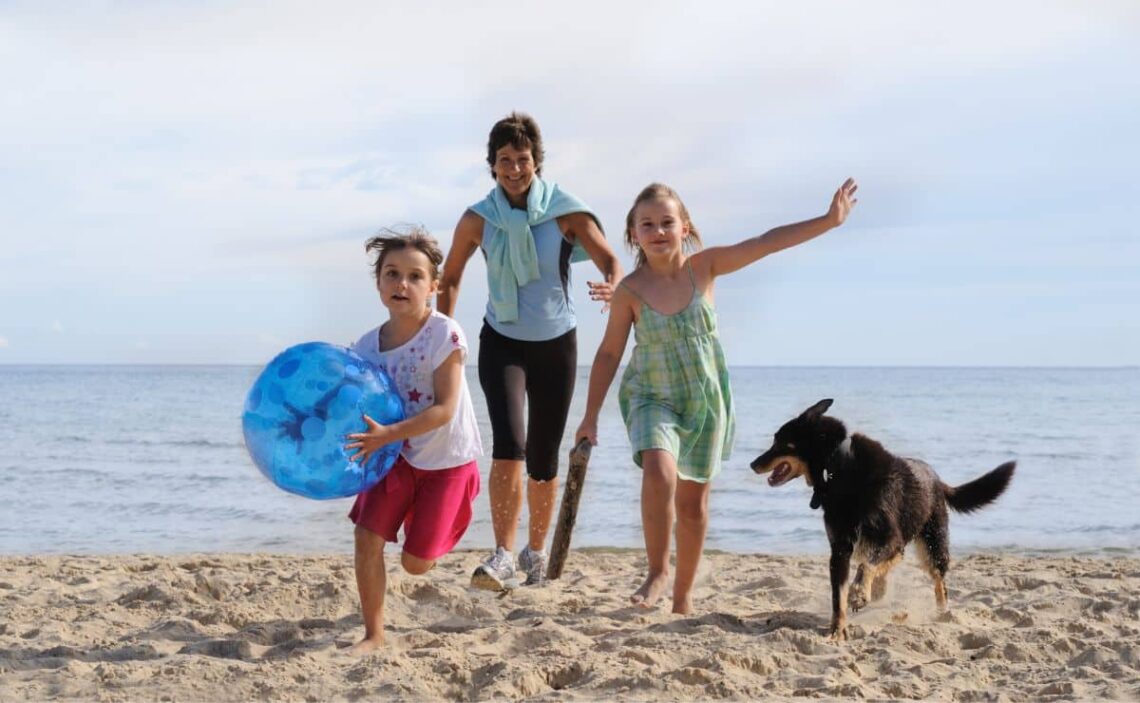 Familia disfruta de un viaje en la playa IMSERSO