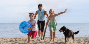 Familia disfruta de un viaje en la playa IMSERSO