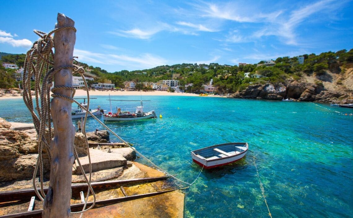 Playa cristalina situada en Ibiza, uno de los destinos más demandados en materia de turismo en España
