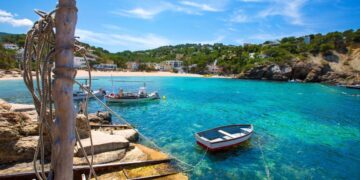 Playa cristalina situada en Ibiza, uno de los destinos más demandados en materia de turismo en España