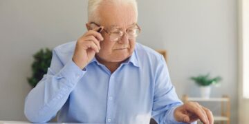 Pensionista consulta como le afecta la nueva reforma de las pensiones