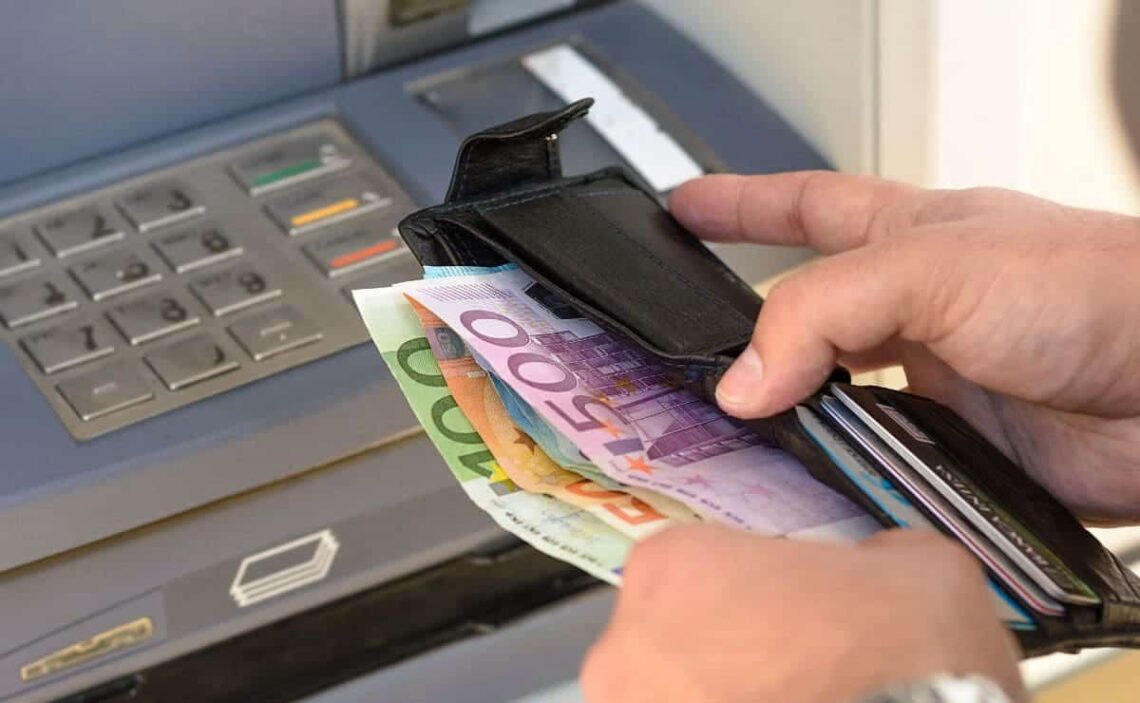 Ingresar dinero en cajero automático./ Foto de Canva