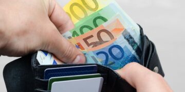 CaixaBank: Límite de dinero en efectivo./ Foto de Canva