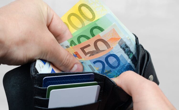 CaixaBank: Límite de dinero en efectivo./ Foto de Canva