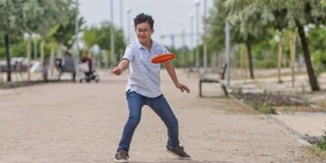Isaac, pequeño con sindrome de down jugando