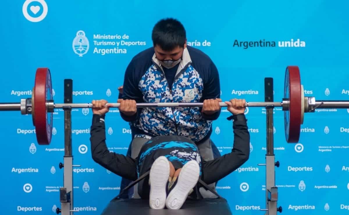 Jair Cortez participando en una prueba de parapowerlifting