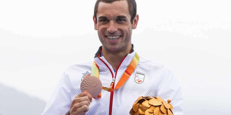 Jairo Ruiz recibe la medalla de bronce en los Juegos Paralímpicos de Tokio 2016