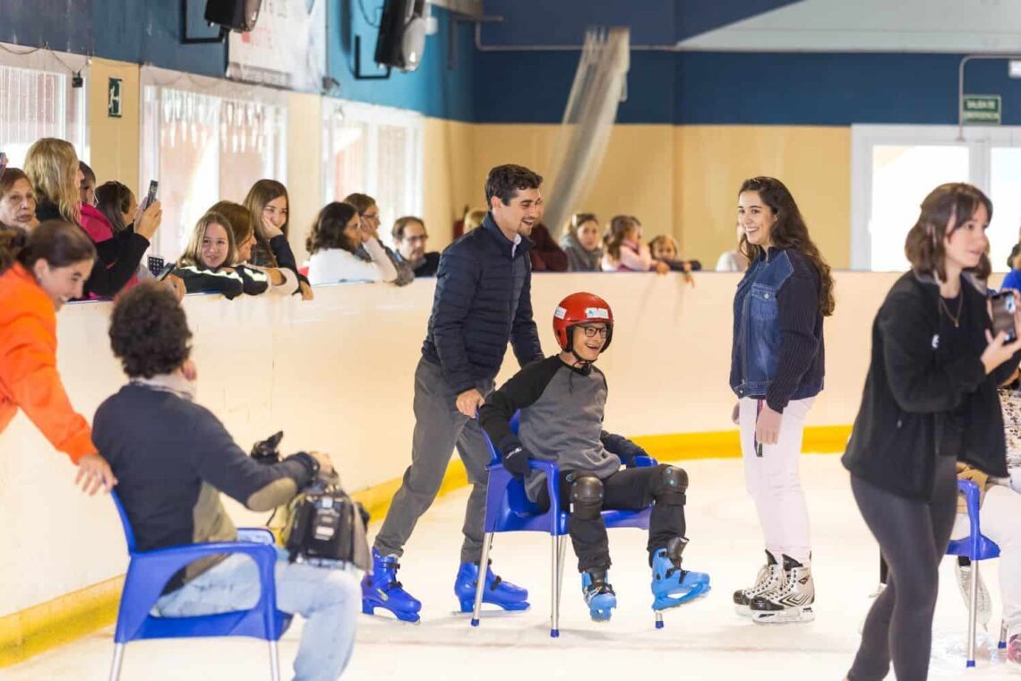 Javier Fernández enseñando a patinar a personas con discapacidad