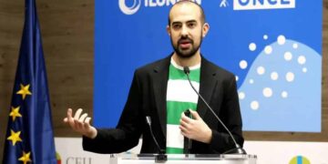 Javier García Pajes se convirtió en el primer estudiante sordociego que realizó una Erasmus en Europa