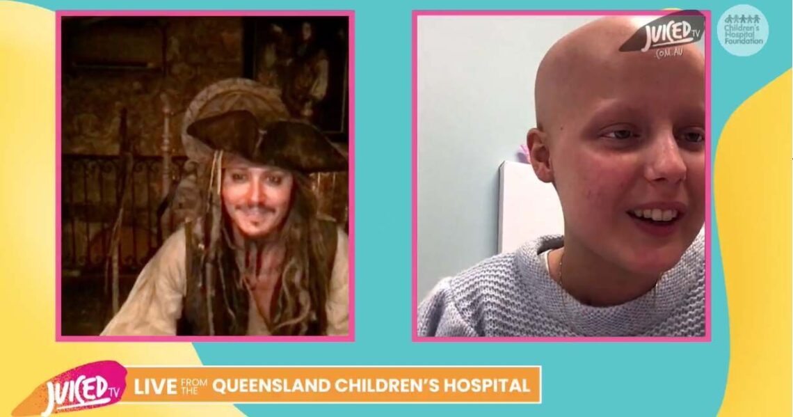 Johnny Depp vestido de Jack Sparrow haciendo videollamada junto a un joven hospitalizado