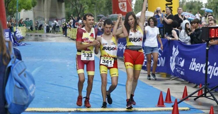 Jorge España se ha convertido en el primer atleta sordociego del mundo en completar un triatlón