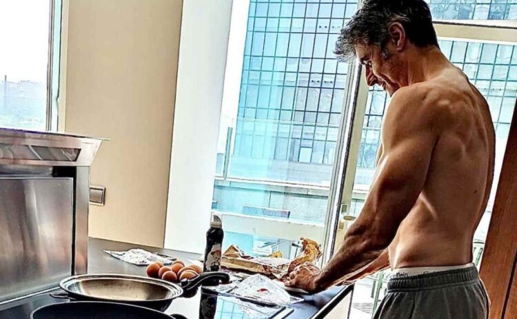 Jorge Fernández mientras se prepara el desayuno