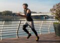 Un joven haciendo deporte para bajar los triglicéridos