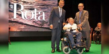 Juan José Lucero y su padre Juan recibiendo el galardón en el Día de Rota, su ciudad natal