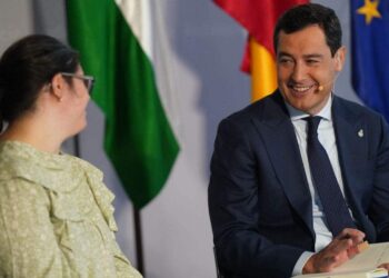 Juanma Moreno durante el encuentro con el CERMI para hablar sobre discapacidad