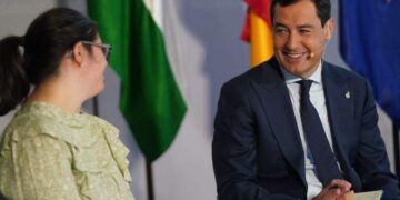 Juanma Moreno durante el encuentro con el CERMI para hablar sobre discapacidad