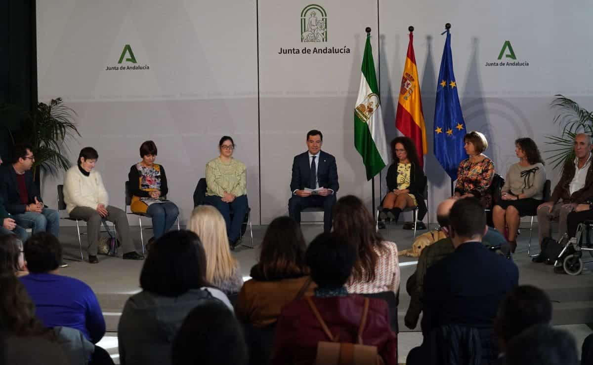 Juanma Moreno junto a varias personas con discapacidad, entre ellas Marta Castillo, presidenta del CERMI Andalucía