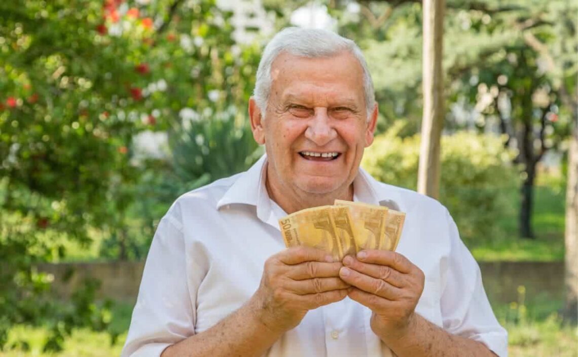 Hombre mayor con dinero en la mano