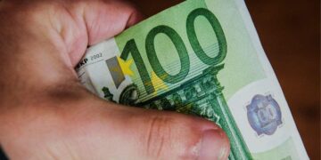 Aumento de 100 euros en la pensión de jubilación./ Foto de Canva