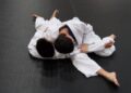 Niños practicando judo