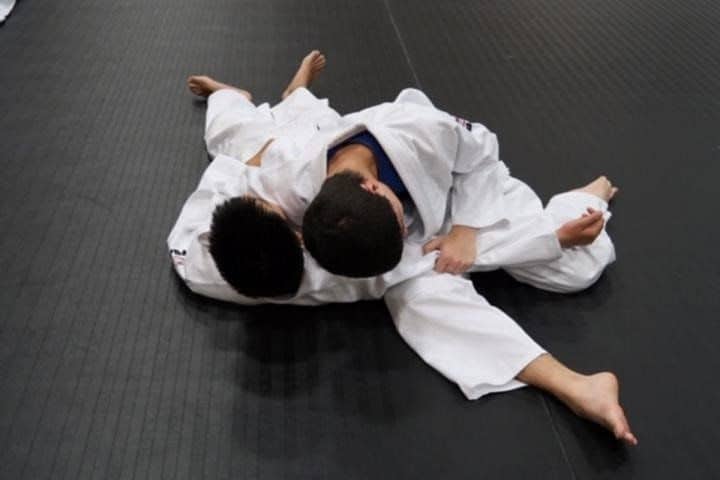 Niños practicando judo