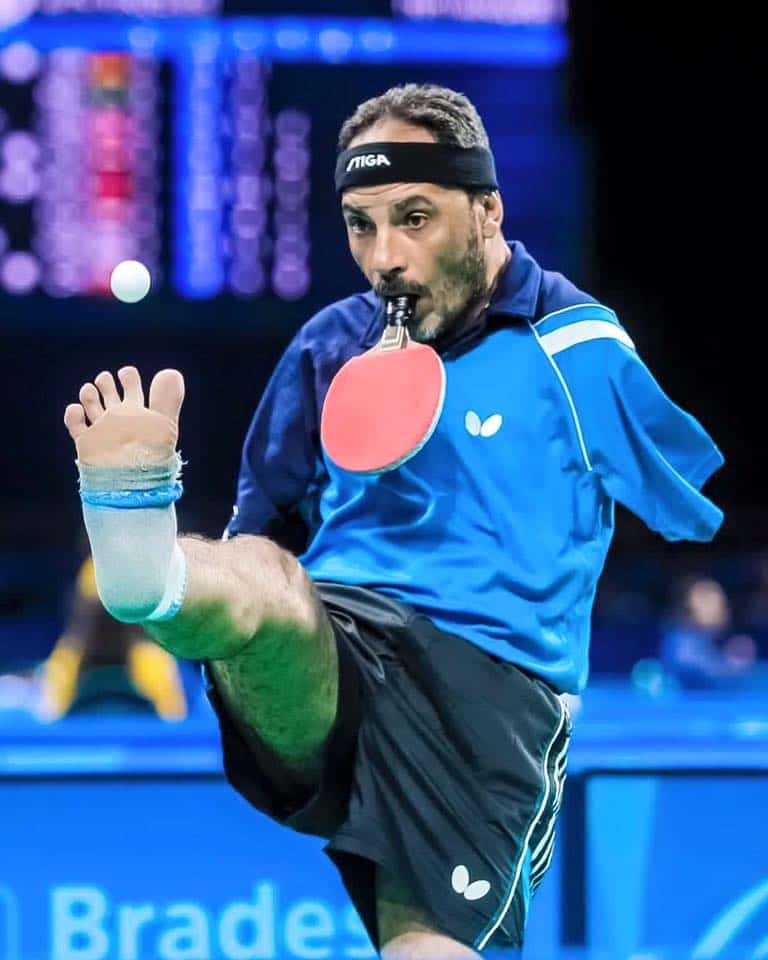 Jugador tenis de mesa sin brazos