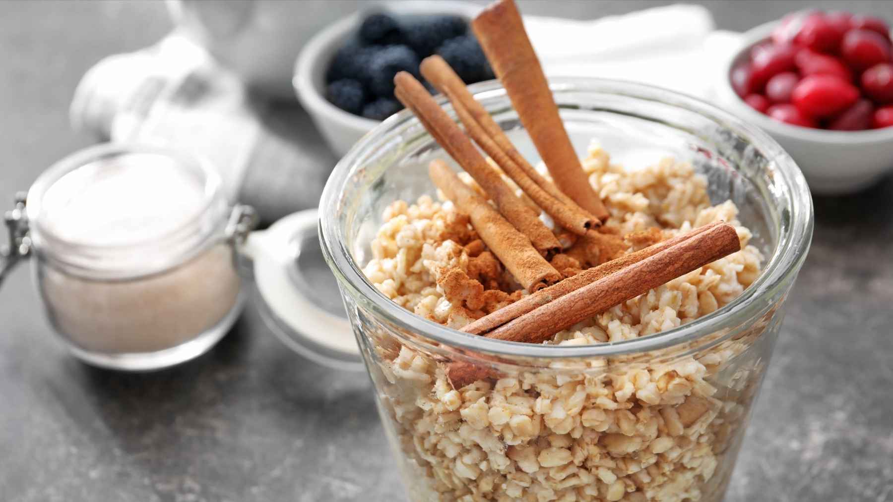 Jugo saludable con agua, avena y canela para bajar los triglicéridos