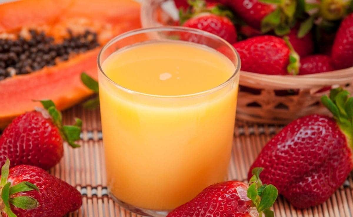 Jugo de fresas y mango