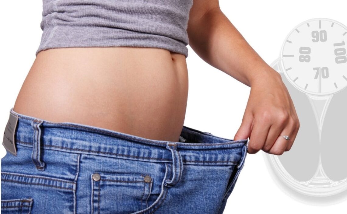 Jugo de frutas abdomen plano