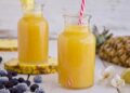 Jugo antioxidante de piña con arándanos