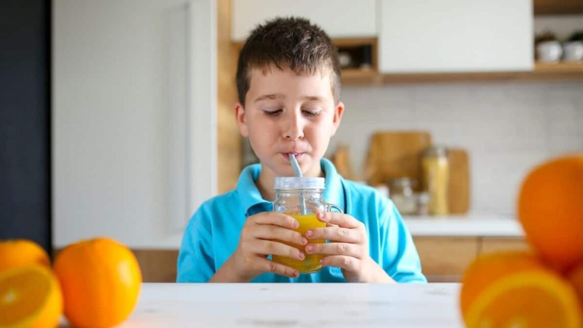 Niño tomando un jugo con antioxidantes