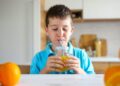 Niño tomando un jugo con antioxidantes