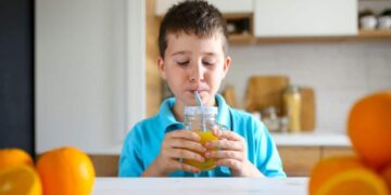 Niño tomando un jugo con antioxidantes