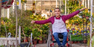 Trabajador con discapacidad en silla de ruedas