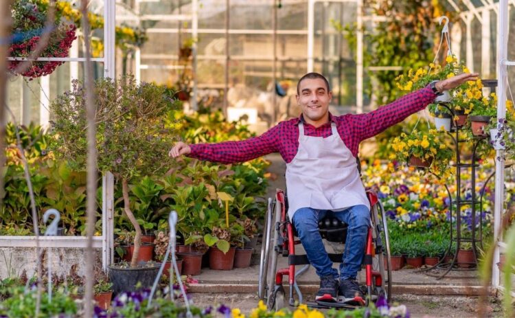 Trabajador con discapacidad en silla de ruedas